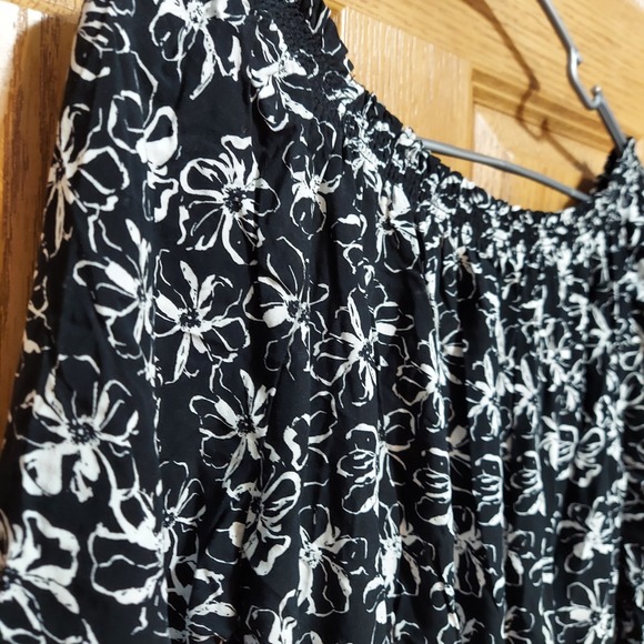 Banana Republic Off the Shoulder Black Floral Romper Large - Picture 3 of 8